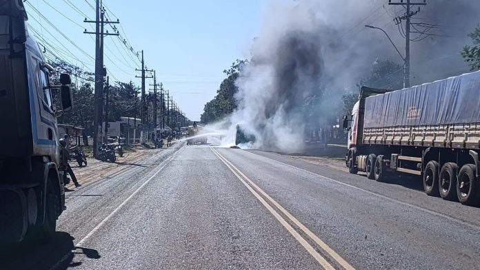 Pasajeros fueron evacuados a tiempo antes de que un ómnibus fuera consumido por las llamas en Villarrica