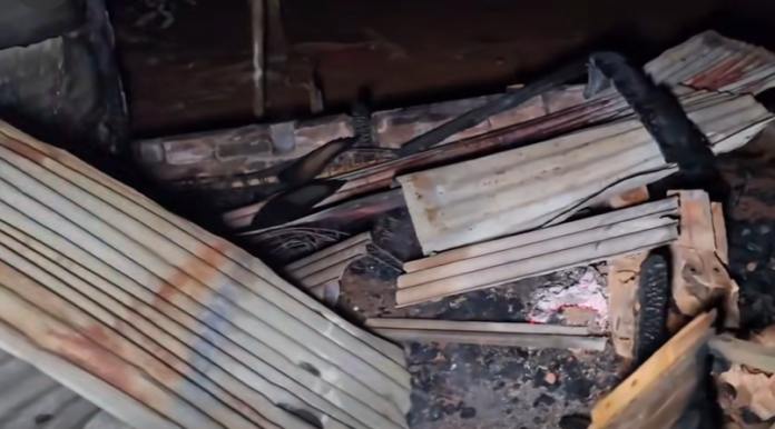 El incendio de una precaria vivienda se cobró la vida de una niña de 3 años.Foto: Captura El incendio de una precaria vivienda se cobró la vida de una niña de 3 años.Foto: Captura