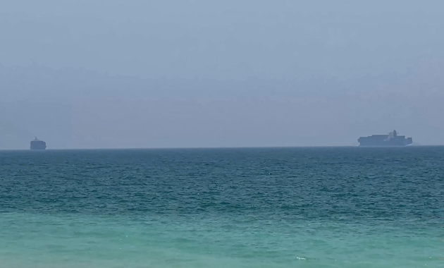 Buques de carga anclados cerca del Estrecho de Ormuz, frente a la costa oriental de los Emiratos Árabes Unidos en Khor Fakkan. Foto: AFPTV/AFP