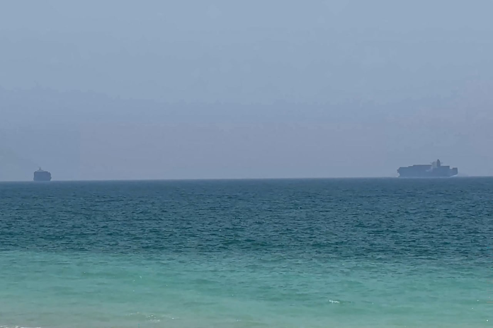 Buques de carga anclados cerca del Estrecho de Ormuz, frente a la costa oriental de los Emiratos Árabes Unidos en Khor Fakkan. Foto: AFPTV/AFP Buques de carga anclados cerca del Estrecho de Ormuz, frente a la costa oriental de los Emiratos Árabes Unidos en Khor Fakkan. Foto: AFPTV/AFP