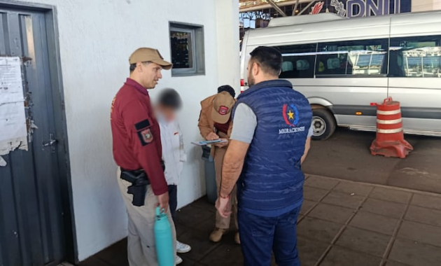 Impiden salida del país de tres niños sin autorización legal en operativo en la frontera