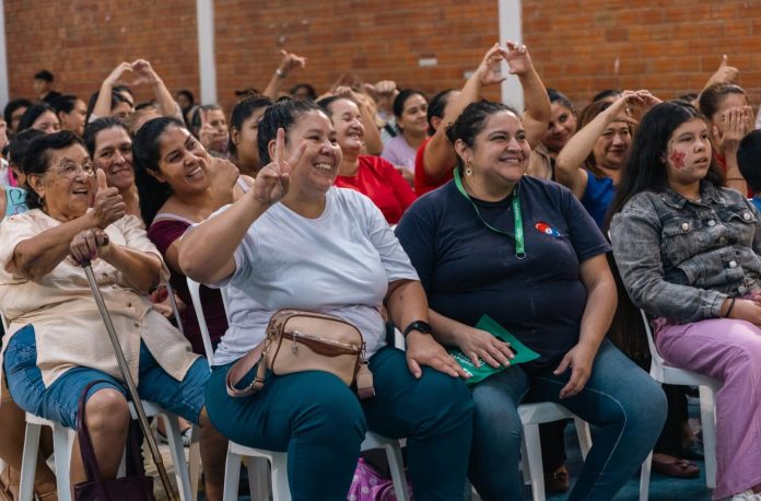 La Fundación Paraguaya sigue impulsando el emprendimiento femenino con el foro gratuito “Sentí que se puede en tu barrio”. Durante julio, mujeres de Caacupé, Asunción y Capiatá accederán a capacitaciones, herramientas para fortalecer sus negocios y espacios de integración comunitaria. La Fundación Paraguaya sigue impulsando el emprendimiento femenino con el foro gratuito “Sentí que se puede en tu barrio”. Durante julio, mujeres de Caacupé, Asunción y Capiatá accederán a capacitaciones, herramientas para fortalecer sus negocios y espacios de integración comunitaria.