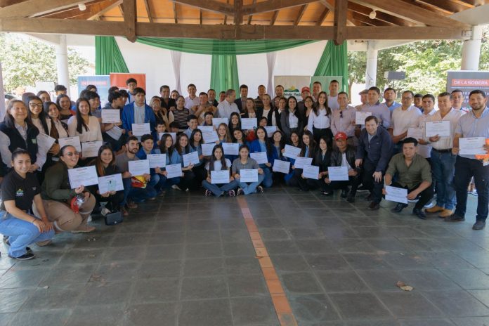 Unos 175 estudiantes culminaron su formación en el Instituto Belén y recibieron sus certificados en una emotiva ceremonia, marcando un nuevo paso hacia su desarrollo profesional y la generación de oportunidades laborales. Unos 175 estudiantes culminaron su formación en el Instituto Belén y recibieron sus certificados en una emotiva ceremonia, marcando un nuevo paso hacia su desarrollo profesional y la generación de oportunidades laborales.