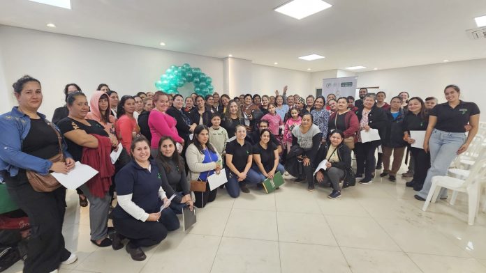 Unas 80 lideresas comunitarias de Itauguá y Capiatá participaron de una capacitación sobre la campaña “Lazo Verde”, enfocada en la prevención de la violencia y la promoción del buen trato hacia niños, niñas y adolescentes.