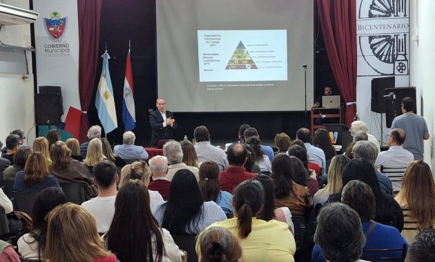 El Dr. Martín Burt expuso en Argentina la metodología del Semáforo de la Pobreza, aplicada en más de 60 países para combatir la pobreza de manera multidimensional.