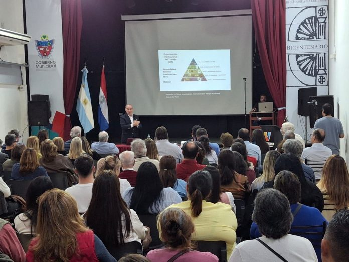 El Dr. Martín Burt expuso en Argentina la metodología del Semáforo de la Pobreza, aplicada en más de 60 países para combatir la pobreza de manera multidimensional. El Dr. Martín Burt expuso en Argentina la metodología del Semáforo de la Pobreza, aplicada en más de 60 países para combatir la pobreza de manera multidimensional.
