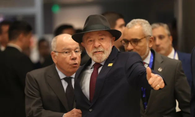 El presidente de Brasil, Luiz Inácio Lula da Silva, saluda durante la clausura de la LXVII Cumbre de Jefes de Estado.Juan Pablo Pino/EFE