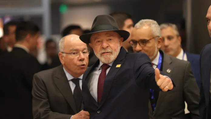 El presidente de Brasil, Luiz Inácio Lula da Silva, saluda durante la clausura de la LXVII Cumbre de Jefes de Estado.Juan Pablo Pino/EFE