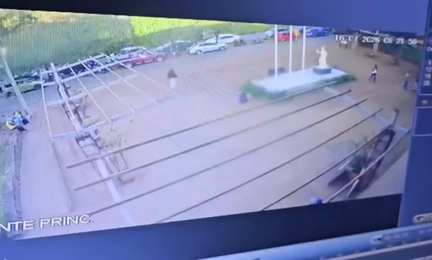 Circuito. Una cámara de seguridad captó el momento del ataque a tiros frente al Juzgado de Luque.