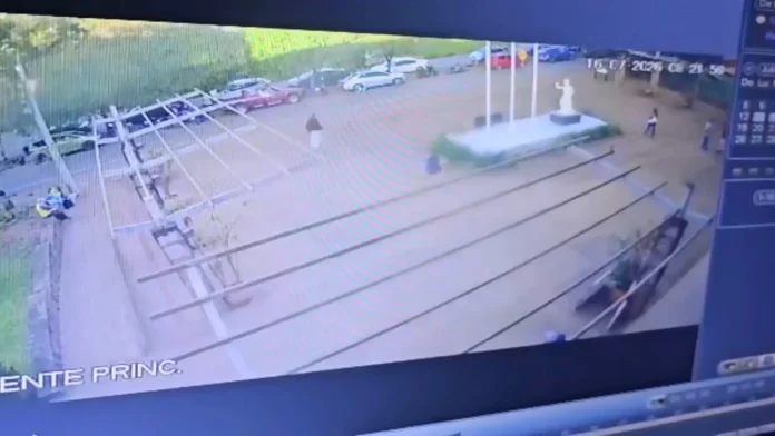 Circuito. Una cámara de seguridad captó el momento del ataque a tiros frente al Juzgado de Luque.