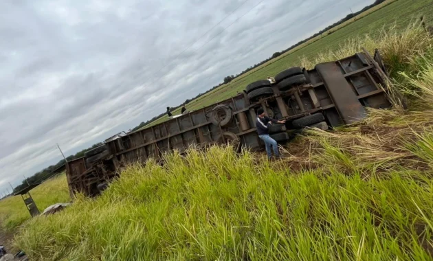 Al llegar al kilómetro 63, el conductor manifestó que pasó sobre un bache, situación que provocó que perdiera el control del rodado y terminara volcando sobre la banquina.Foto: Alcides Manena.