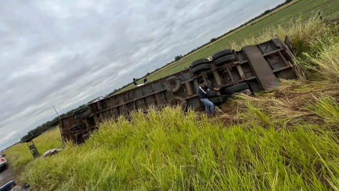 Al llegar al kilómetro 63, el conductor manifestó que pasó sobre un bache, situación que provocó que perdiera el control del rodado y terminara volcando sobre la banquina.Foto: Alcides Manena.
