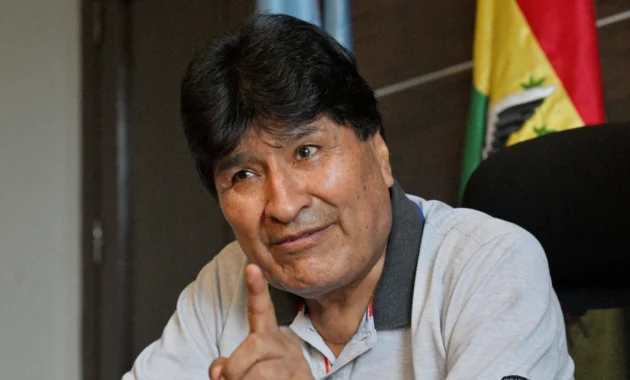Morales permanece desde octubre de 2024 en el Trópico de Cochabamba (centro), su bastión político y sindical, custodiado por centenares de sus seguidores para evitar que se cumpla una orden de captura en su contra por una investigación por trata agravada de personas.AIZAR RALDES/AFP