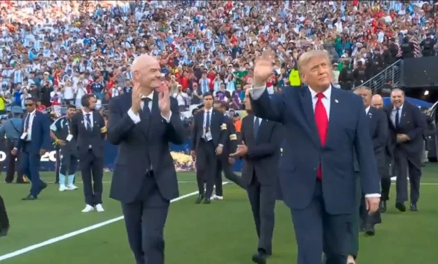 El momento que ambos fueron abucheados por la multitud.Foto: Captura.