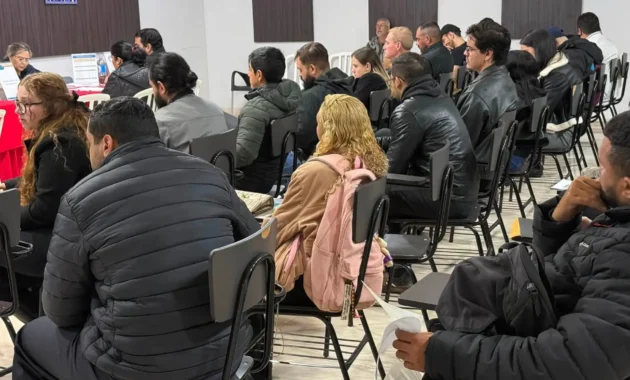 Extranjeros provenientes de Brasil realizan gestiones de residencia en Ciudad del Este, durante una de las jornadas de “Migramóvil”, organizadas por Migraciones.Foto: Migraciones.