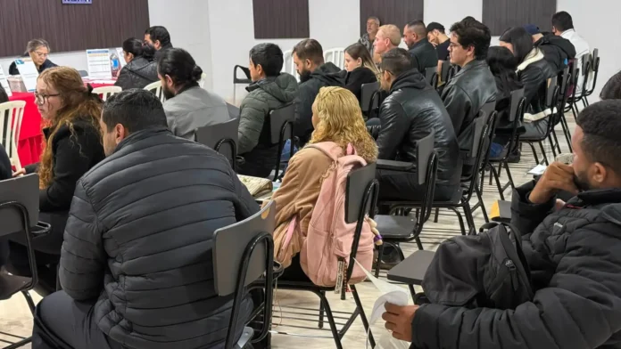 Extranjeros provenientes de Brasil realizan gestiones de residencia en Ciudad del Este, durante una de las jornadas de “Migramóvil”, organizadas por Migraciones.Foto: Migraciones.