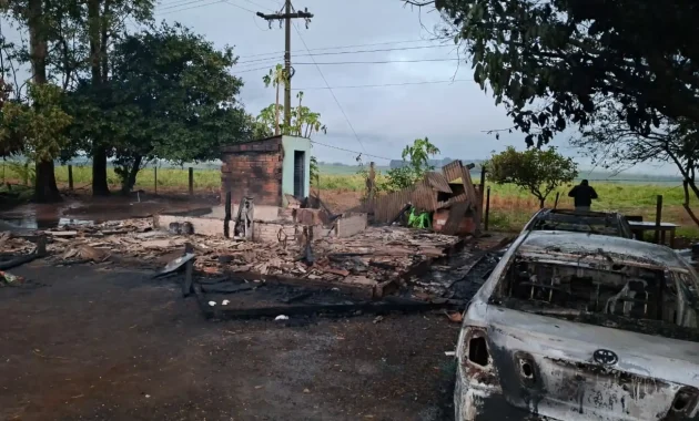 El puesto policial de Naranjito quedó totalmente destruido tras el lanzamiento de una bomba molotov.Foto: Carlos Aquino.