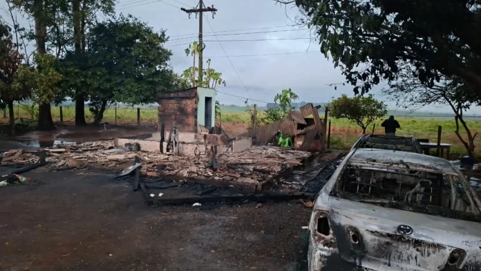 El puesto policial de Naranjito quedó totalmente destruido tras el lanzamiento de una bomba molotov.Foto: Carlos Aquino.