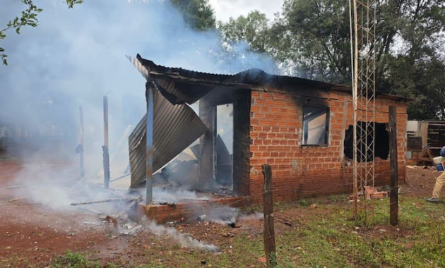 La vivienda fue consumida por las llamas, con el niño en su interior. Foto: Gentileza.