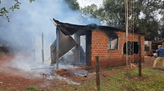 La vivienda fue consumida por las llamas, con el niño en su interior. Foto: Gentileza. La vivienda fue consumida por las llamas, con el niño en su interior. Foto: Gentileza.