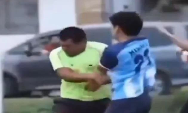El árbitro víctima de agresión fue identificado como Adrián Domínguez Villalba, de 25 años.Foto: Captura de video.