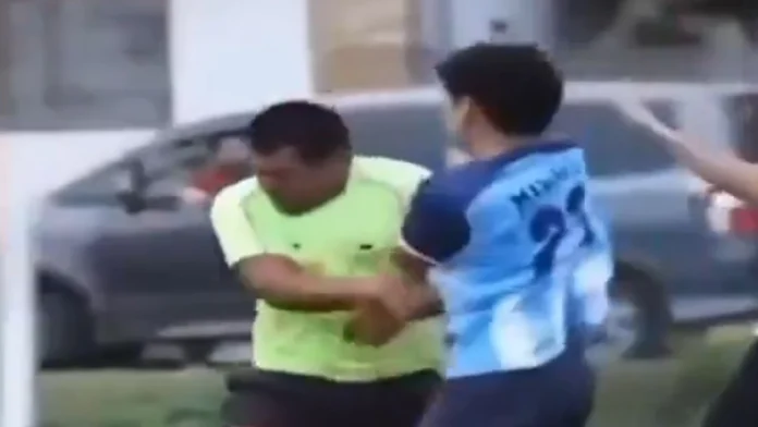 El árbitro víctima de agresión fue identificado como Adrián Domínguez Villalba, de 25 años.Foto: Captura de video.