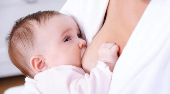 La gineco-obstetra señaló que puede dar de mamar tranquilamente la madre, ya que el virus no se trasmite a través de la leche materna. Foto: Ilustrativa.