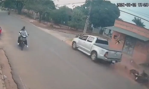 Momento en que la camioneta impacta contra la motocicleta. Imagen: captura de video.