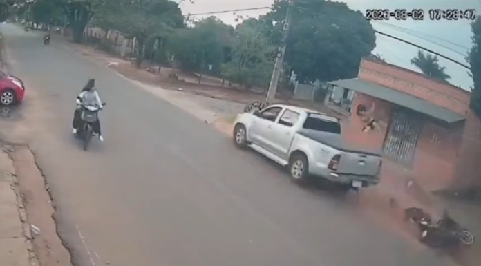 Momento en que la camioneta impacta contra la motocicleta. Imagen: captura de video. Momento en que la camioneta impacta contra la motocicleta. Imagen: captura de video.