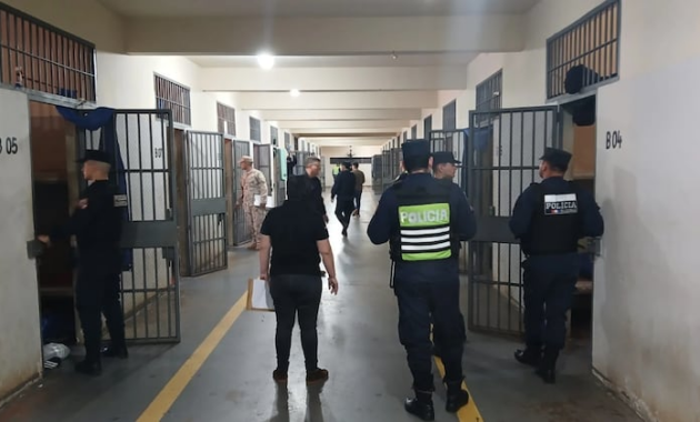 Requisan cuchillos, celulares y polvo blanco en el penal de Minga Guazú