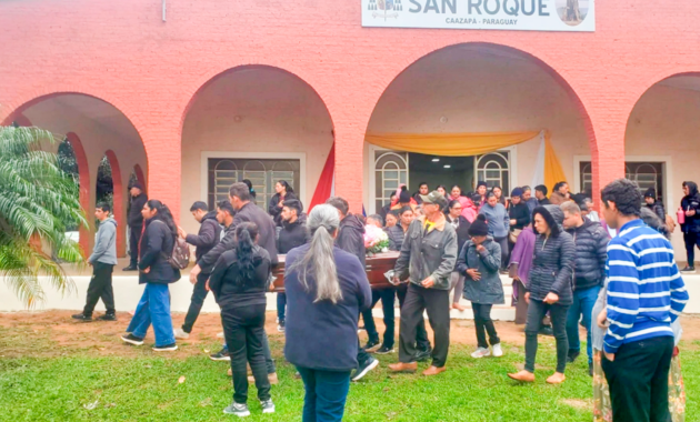 Los restos de Roselín fueron llevados al Oratorio San Roque y posteriormente enterrados en el cementerio municipal de Caazapá en la mañana de este sábado en medio de mucho dolor e impotencia.