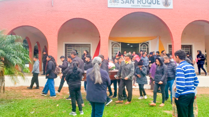 Los restos de Roselín fueron llevados al Oratorio San Roque y posteriormente enterrados en el cementerio municipal de Caazapá en la mañana de este sábado en medio de mucho dolor e impotencia. Los restos de Roselín fueron llevados al Oratorio San Roque y posteriormente enterrados en el cementerio municipal de Caazapá en la mañana de este sábado en medio de mucho dolor e impotencia.