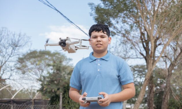 Un joven participa de una práctica de uso y manejo de drones, una de las capacitaciones ofrecidas por el Instituto Belén dentro de su nueva convocatoria de formación laboral, orientada a fortalecer las habilidades técnicas y ampliar las oportunidades de empleo y emprendimiento.
