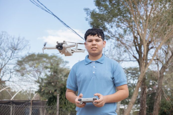 Un joven participa de una práctica de uso y manejo de drones, una de las capacitaciones ofrecidas por el Instituto Belén dentro de su nueva convocatoria de formación laboral, orientada a fortalecer las habilidades técnicas y ampliar las oportunidades de empleo y emprendimiento. Un joven participa de una práctica de uso y manejo de drones, una de las capacitaciones ofrecidas por el Instituto Belén dentro de su nueva convocatoria de formación laboral, orientada a fortalecer las habilidades técnicas y ampliar las oportunidades de empleo y emprendimiento.