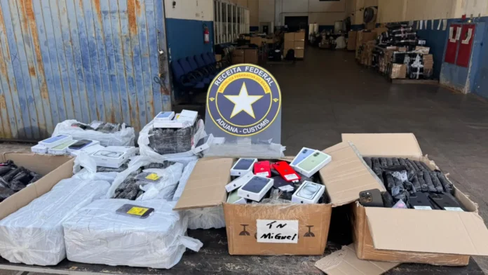 El detenido transportaba cerca de 800 teléfonos celulares de contrabando, valuados en aproximadamente R$ 4 millones.Foto: Gentileza.