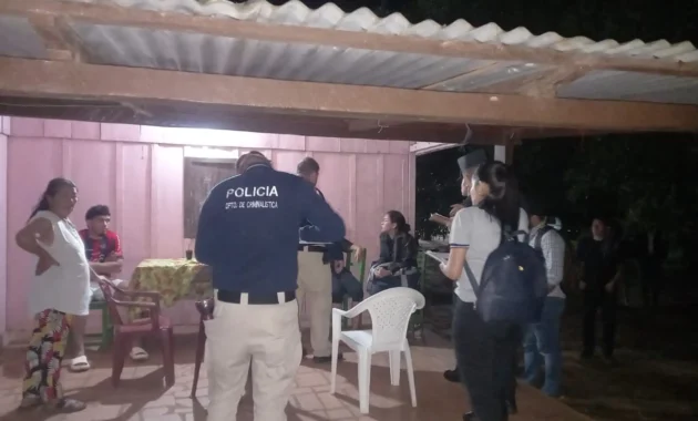 Agentes policiales verifican la vivienda donde fue enterrado el cuerpo del niño.Foto: Carlos Aquino.