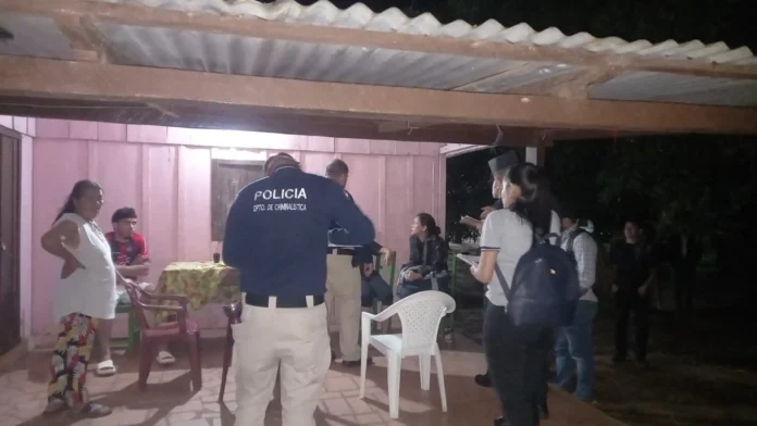 Agentes policiales verifican la vivienda donde fue enterrado el cuerpo del niño.Foto: Carlos Aquino.