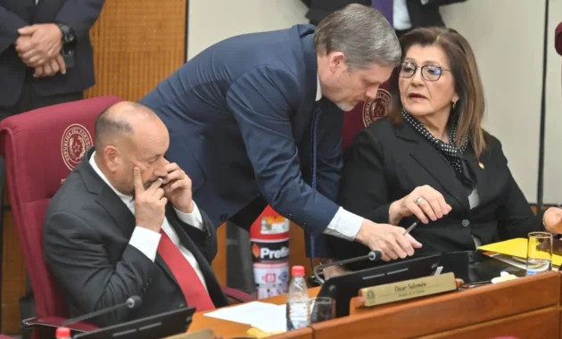 La senadora Blanca Ovelar dialoga con el líder de la bancada cartista, Natalicio Chase, durante el desarrollo de la sesión.Foto: DARDO RAMÍREZ