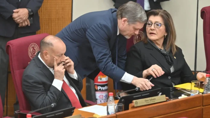 La senadora Blanca Ovelar dialoga con el líder de la bancada cartista, Natalicio Chase, durante el desarrollo de la sesión.Foto: DARDO RAMÍREZ La senadora Blanca Ovelar dialoga con el líder de la bancada cartista, Natalicio Chase, durante el desarrollo de la sesión.Foto: DARDO RAMÍREZ