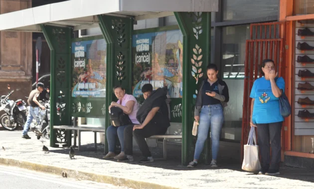 Los usuarios esperan por más de una hora las unidades.Foto: Dardo Ramírez.