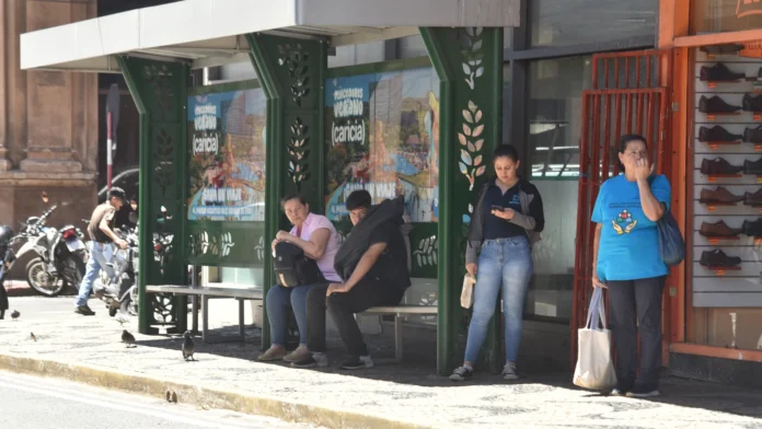 Los usuarios esperan por más de una hora las unidades.Foto: Dardo Ramírez.