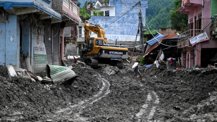 Un hombre camina entre lodo tras las inundaciones repentinas en Devighat, en el distrito de Nuwakot, Nepal, el 31 de agosto de 2026.ARUN SANKAR/AFP