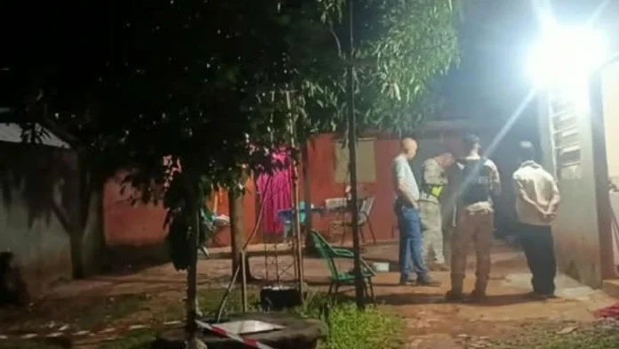 Agentes de la Comisaría 31ª de Ciudad del Este acudieron al sitio tras recibir una llamada de alerta.Foto: Édgar Medina. Agentes de la Comisaría 31ª de Ciudad del Este acudieron al sitio tras recibir una llamada de alerta.Foto: Édgar Medina.