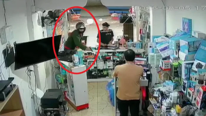 El asalto se realizó de forma violenta y fue captado por cámaras de seguridad.Foto: Captura Telefuturo. El asalto se realizó de forma violenta y fue captado por cámaras de seguridad.Foto: Captura Telefuturo.