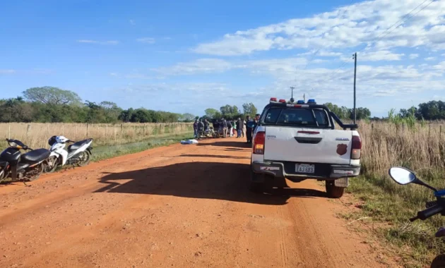 Un joven falleció ahogado en una zanja de agua de un camino vecinal tras de Pilar, tras perder el control de su motocicleta.Foto: Gentileza/Policía Nacional.