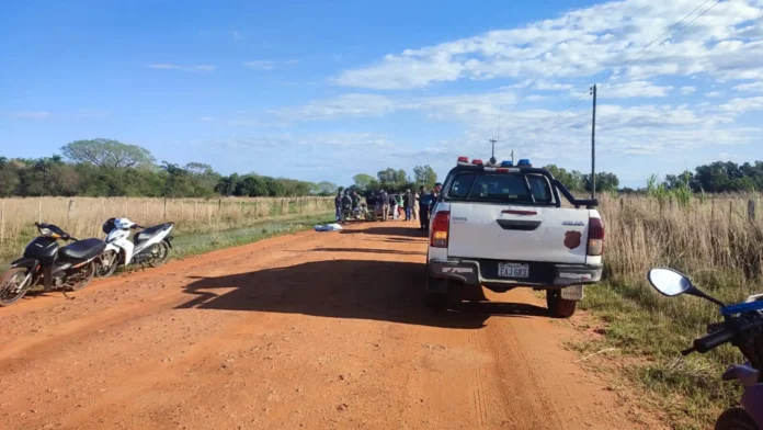 Un joven falleció ahogado en una zanja de agua de un camino vecinal tras de Pilar, tras perder el control de su motocicleta.Foto: Gentileza/Policía Nacional.