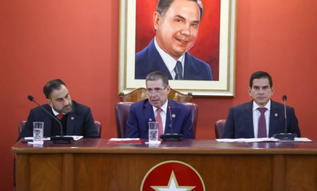 El titular de la ANR Horacio Cartes durante la sesión de la Junta esta tardeGentileza