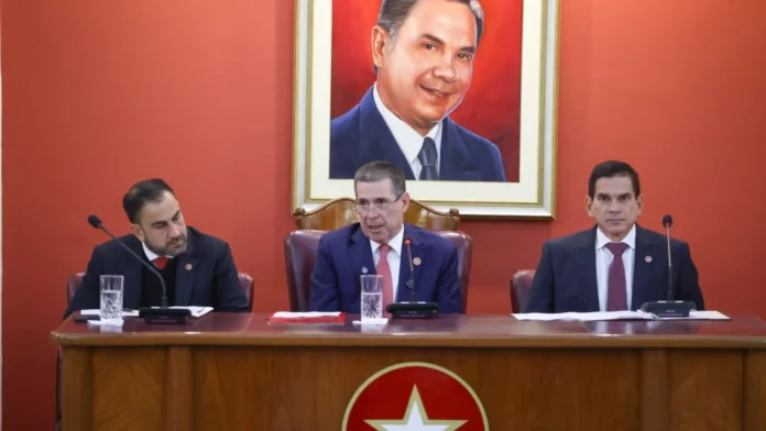 El titular de la ANR Horacio Cartes durante la sesión de la Junta esta tardeGentileza