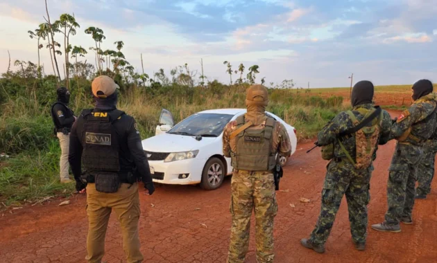 Los abatidos, señalados por las autoridades como “cercanos” a alias Macho, se movilizaban en Toyota Allion, de color blanco, según el reporte oficial de la Senad.Foto: Senad