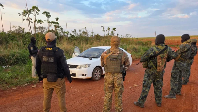 Los abatidos, señalados por las autoridades como “cercanos” a alias Macho, se movilizaban en Toyota Allion, de color blanco, según el reporte oficial de la Senad.Foto: Senad
